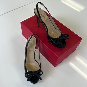 Valentino black  patent bow front peep toe shoes sz 38